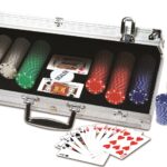 MERCHANT Zestaw 300 żetonów SUITS do pokera w aluminiowej walizce